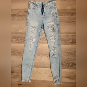 American Eagle distressed jeans. New Without tags. 8 long. Never worn.